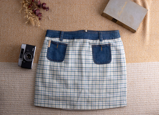 Vintage D&G Dolce Gabbana Y2K Mixed Media Mini Skirt – pale blue and white houndstooth tweed body with contrasting indigo denim waistband, two denim patch pockets with gold D&G logo patch, back zip closure, straight mini silhouette, flat lay editorial shot