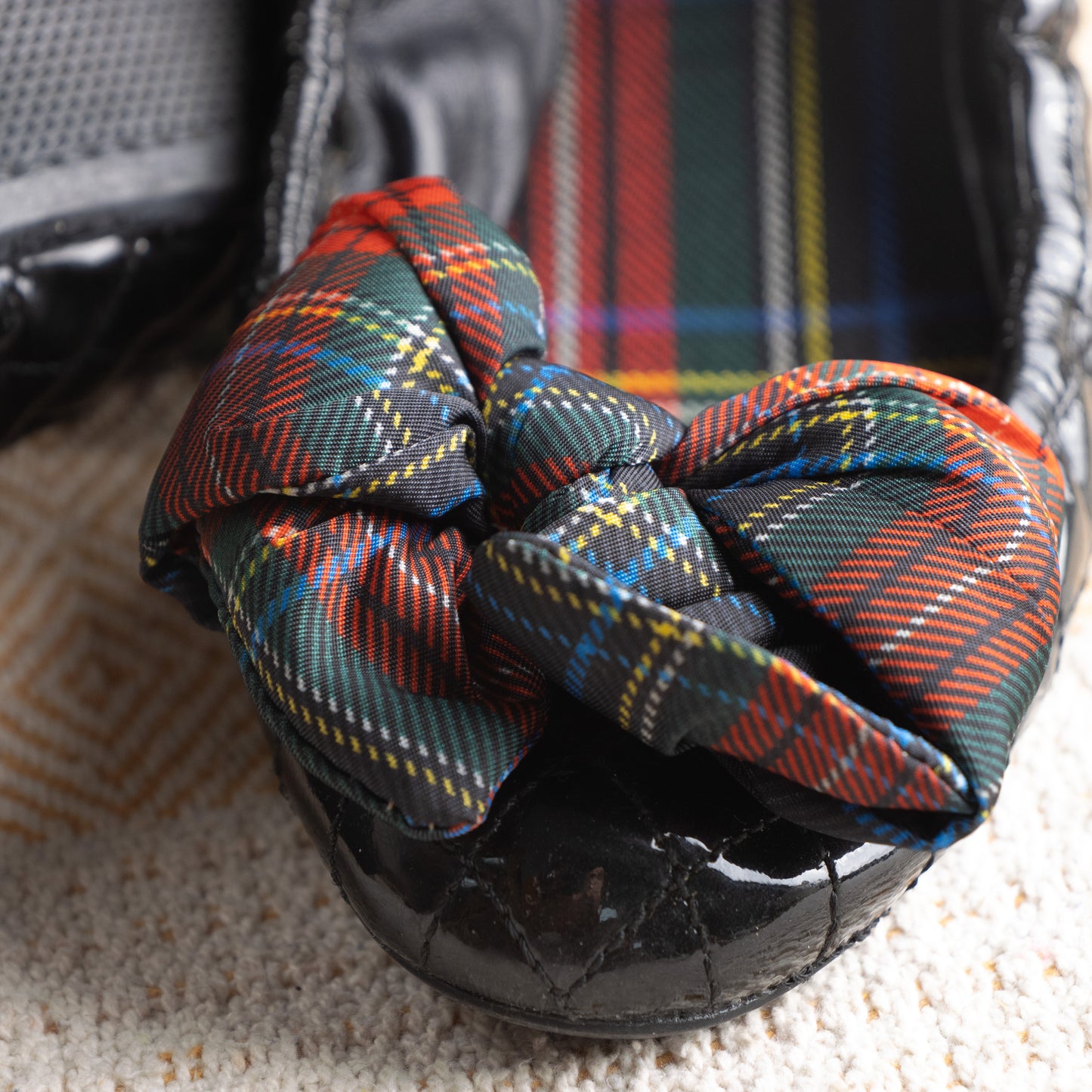 makro Prada Gaufré 2006 Launch Collection Ballet Flats – black quilted patent leather with signature gaufré texture, round toe, multicolour red and green tartan plaid bow detail at toe, matching tartan fabric lining, Prada logo insole, rubber sole, dark academia archival collector piece, flat lay product shot
