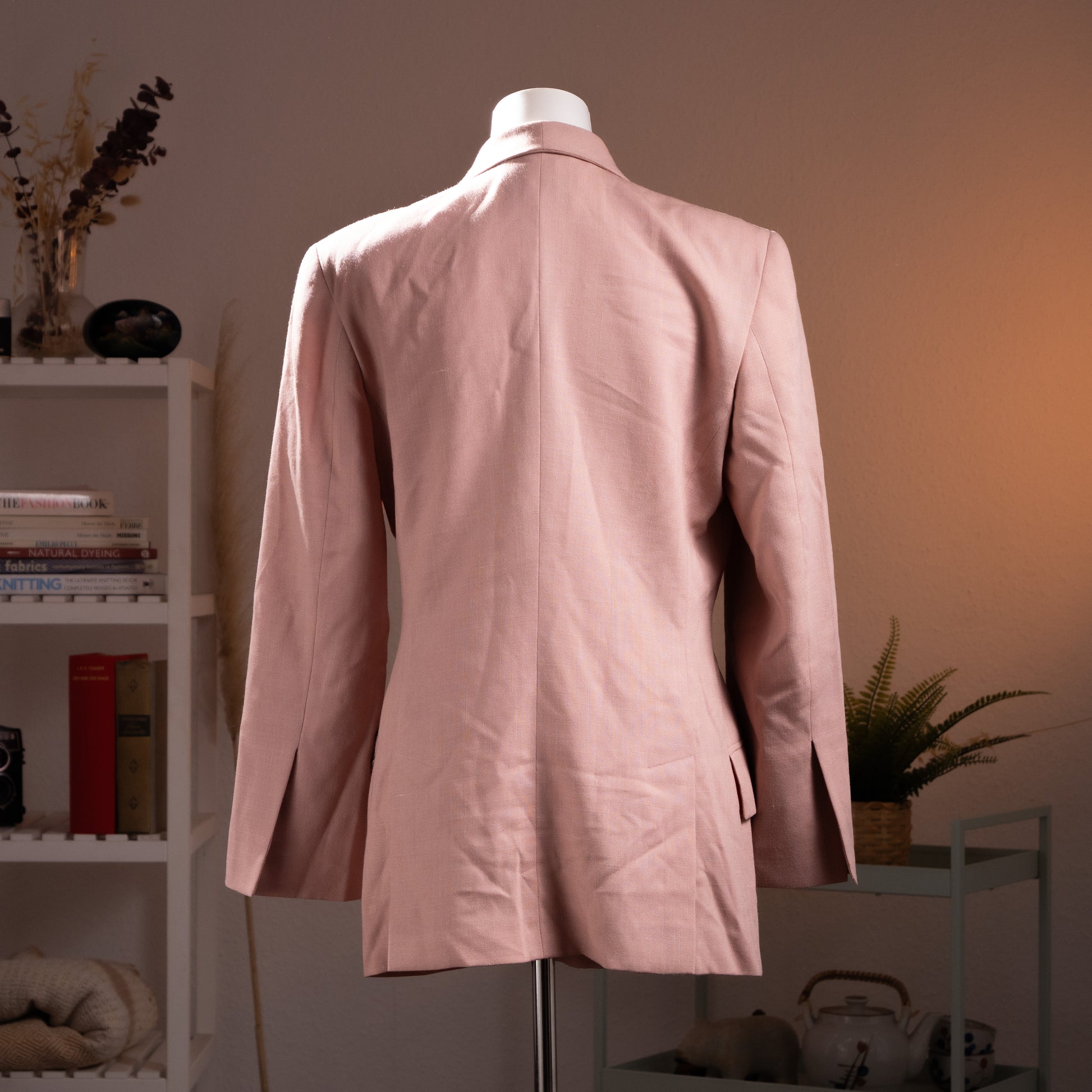 back view Archival Gianfranco Ferré Mainline 80s Sculptural Blazer – dusty blush pink wool mohair blend, wide notch lapel, double-breasted with large mother-of-pearl buttons, structured power shoulders, long sleeves, flap hip pockets, tailored silhouette by Mattioli, product shot on dress form
