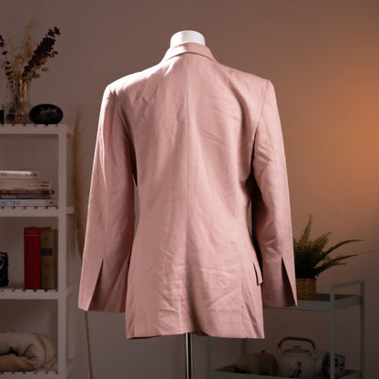 back view Archival Gianfranco Ferré Mainline 80s Sculptural Blazer – dusty blush pink wool mohair blend, wide notch lapel, double-breasted with large mother-of-pearl buttons, structured power shoulders, long sleeves, flap hip pockets, tailored silhouette by Mattioli, product shot on dress form