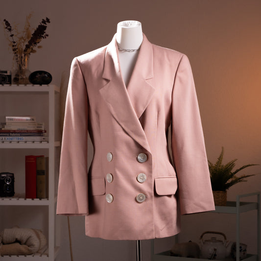 Archival Gianfranco Ferré Mainline 80s Sculptural Blazer – dusty blush pink wool mohair blend, wide notch lapel, double-breasted with large mother-of-pearl buttons, structured power shoulders, long sleeves, flap hip pockets, tailored silhouette by Mattioli, product shot on dress form