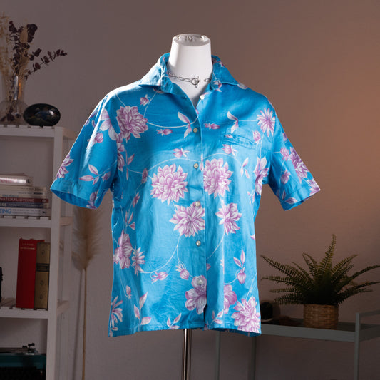 Archival 1973 Emilio Pucci Florence Unisex Short Sleeve Shirt – azure blue cotton with large-scale pink dahlia and chrysanthemum floral print, pointed collar, pearl button-front, single chest patch pocket, relaxed boxy fit, 70s archival Italian designer, product shot on dress form