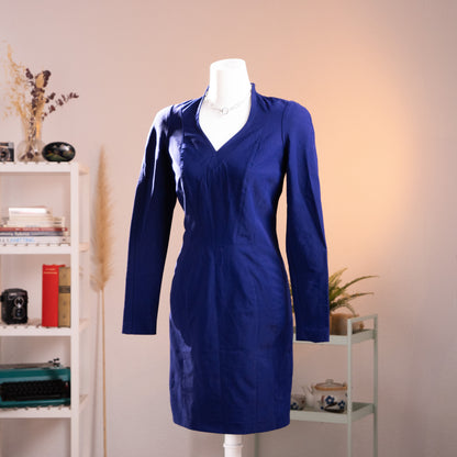 side Archival Thierry Mugler Activ royal blue hourglass dress from the 1990s, showcasing structural panels, a deep V-neckline with a standing mandarin collar, and sharp padded shoulders. Front view on mannequin, pristine New Old Stock condition.
