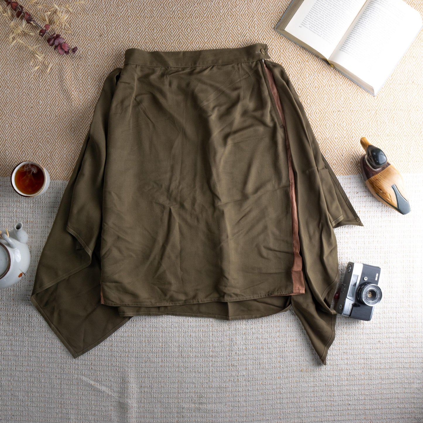 Vintage MAX MARA Silk Cupro Skirt Olive Green Midi High Waist Deep Side Slits 90s Minimalist Luxury Fabric Made in Italy D38 US8 Small